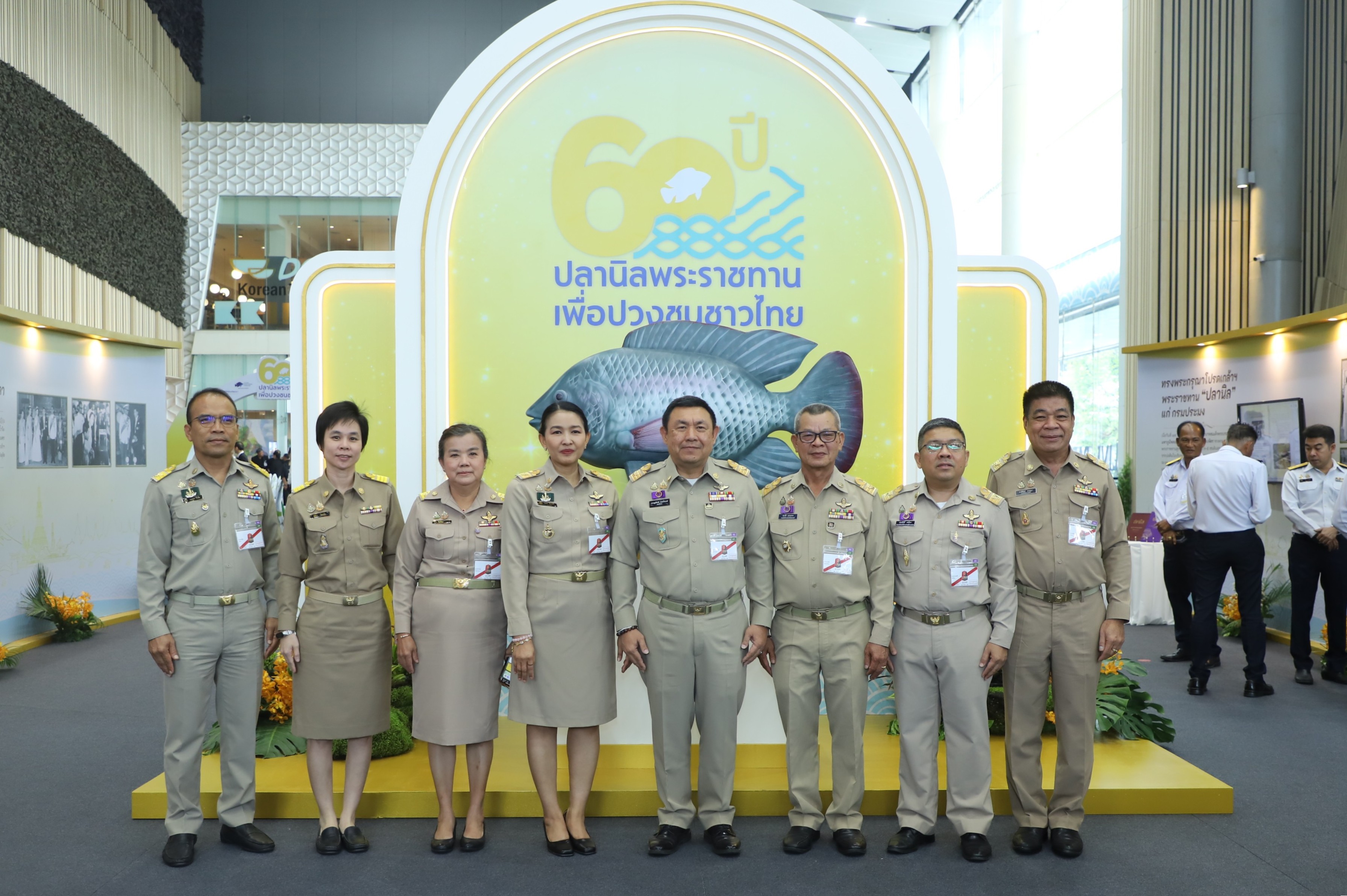 title - เลขาฯ ส.ป.ก. เฝ้ารับเสด็จ สมเด็จพระกนิษฐาธิราชเจ้า กรมสมเด็จพระเทพรัตนราชสุดาฯ สยามบรมราชกุมารี ทรงเป็นองค์ประธานเปิดงาน 60 ปี ปลานิลพระราชทาน เพื่อปวงชนชาวไทย